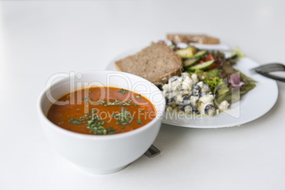 Tomatensuppe mit Salat, Schafskäse und Brot