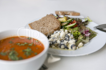 Tomatensuppe mit Salat, Schafskäse und Brot