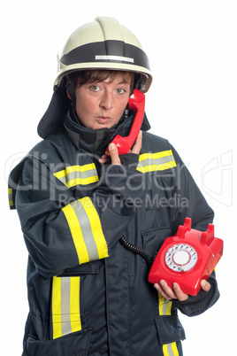 Feuerwehrfrau mit Telefon