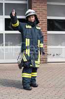 Feuerwehrfrau zeigt Daumen hoch
