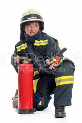Feuerwehrfrau mit Löschgerät