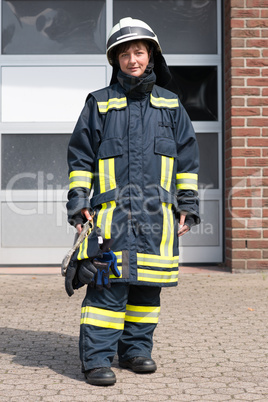 Feuerwehrfrau in Uniform