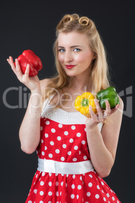 Frau mit Paprikagemüse