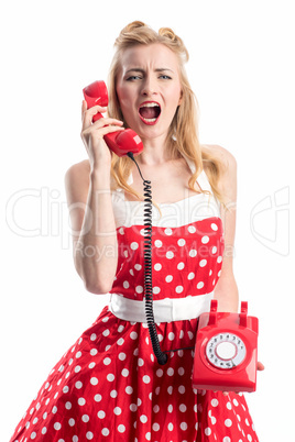 Blonde Frau schreit in einen Telefonhörer