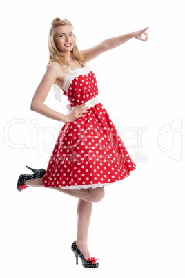 Frau im Rockabilly Kleid zeigt mit dem Finger