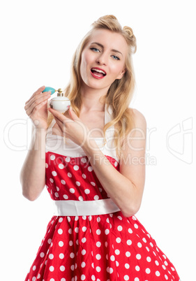 Frau verwendet Parfümzerstäuber