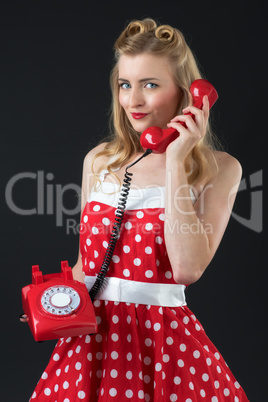 Pin up Girl telefoniert