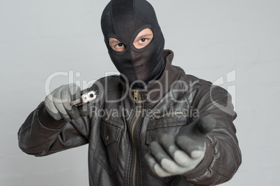 Einbrecher mit Waffe