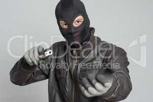 Einbrecher mit Waffe
