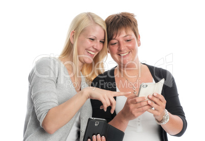 Freundinnen mit Handy