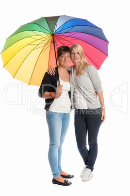 Freundinnen unterm Regenschirm
