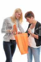 Freundinnen beim Schuhkauf