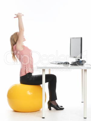 Geschäftsfrau am Schreibtisch macht Entspannungsübungen