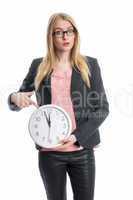 Geschäftsfrau hält Uhr