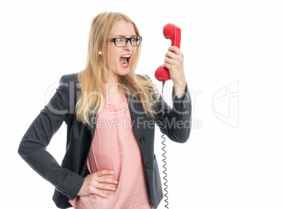 Frau schreit in einen Telefonhörer