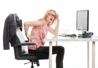 Frau am Schreibtisch mit Rückenschmerzen