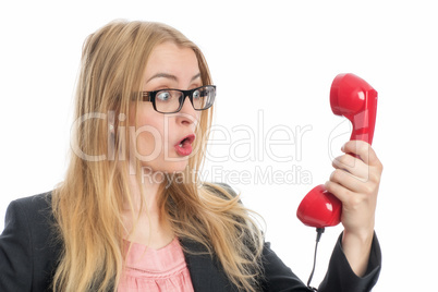 Schreiende Frau am Telefon