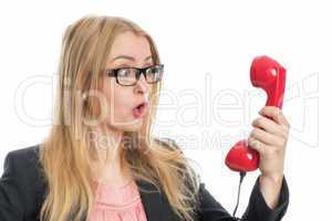 Schreiende Frau am Telefon