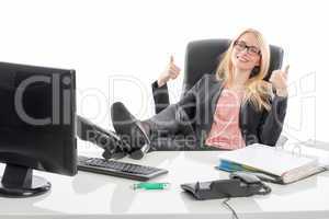 Geschäftsfrau am Schreibtisch zeigt Daumen hoch