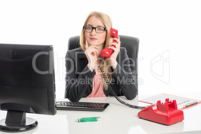 Geschäftsfrau am Schreibtisch telefoniert