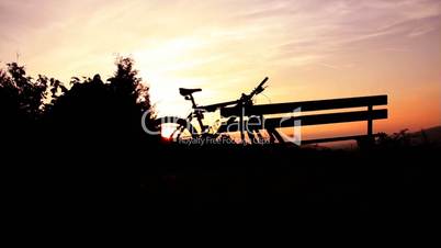 Mountainbiker fährt weg bei Sonnenuntergang
