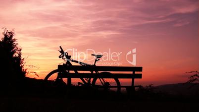 Mountainbiker fährt weg bei Sonnenuntergang