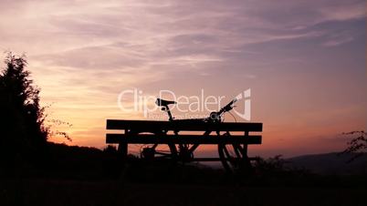 Mountainbiker macht Pause bei Sonnenuntergang