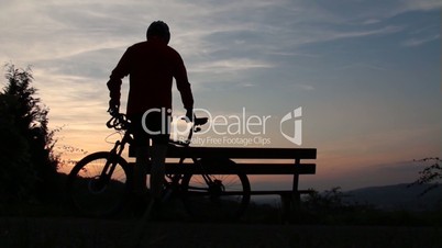 Mountainbiker hält an und macht Pause