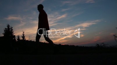 Wanderer läuft vorbei im Sonnenuntergang