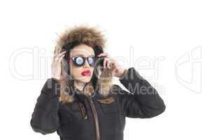 Frau mit Sonnenbrille in einem Wintermantel