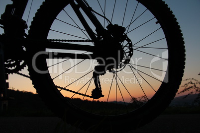 Hinterrad eines Mountainbikes als Silhouette
