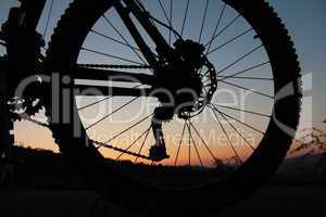 Hinterrad eines Mountainbikes als Silhouette