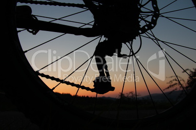 Hinterrad eines Mountainbikes als Silhouette