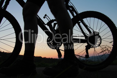 Montainbiker schiebt sein Fahrrad