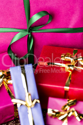 Emerald Bowknot over Magenta Gift Box .