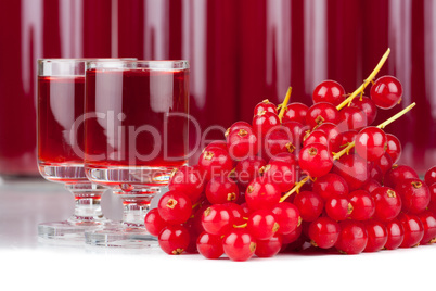 Ripe red currants and liqueur