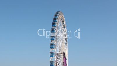 Riesenrad vor blauem Himmel