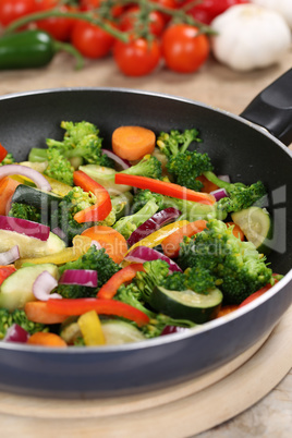 Essen zubereiten und kochen Gemüse in der Pfanne