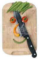 Essen schneiden mit Messer Gesicht aus Gemüse auf Küchenbrett
