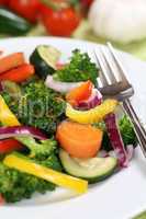 Gesunde Ernährung vegan Gemüse Essen auf Teller