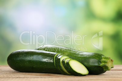 Zucchini im Sommer mit Textfreiraum