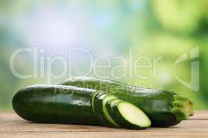 Zucchini im Sommer mit Textfreiraum