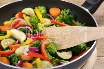 Essen zubereiten und kochen Gemüse in der Pfanne mit Pfannenwen