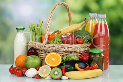 Früchte, Gemüse, Getränke, Lebensmittel Einkäufe im Korb