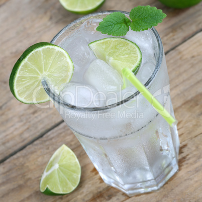 Wasser oder Limonade Getränk mit Eiswürfeln