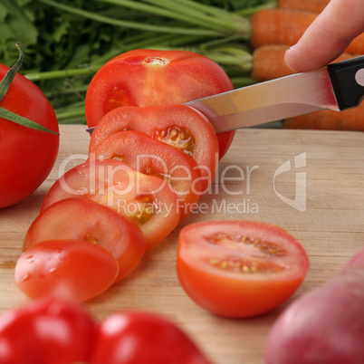 Gesundes Essen Tomate Gemüse schneiden in der Küche