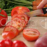 Gesundes Essen Tomate Gemüse schneiden in der Küche