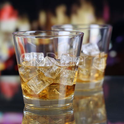 Whisky oder Whiskey auf dem Tresen in einer Bar