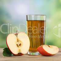Gesunder Apfelsaft Getränk mit rotem Apfel im Herbst