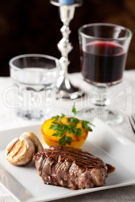 Steak mit gegrilltem Kartoffeln auf einem Teller